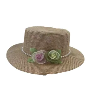 Sommer flacher Strohhut elegante Strandkappe mit Perlen und Blumen für Damen Sonnenschutz.