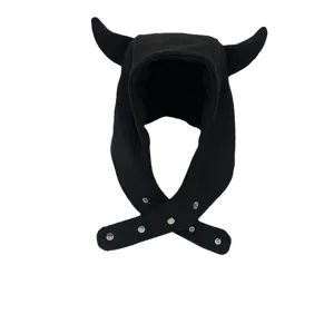 Gorro de invierno de felpa negra con cuernos de diablo, orejeras y botones a presión cálidos