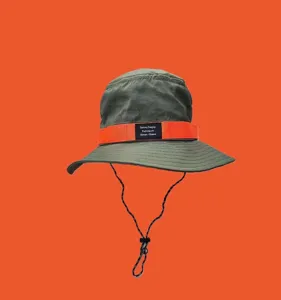 Détail chapeau bob vert, casquette de randonnée en plein air avec sangle orange contrastée.