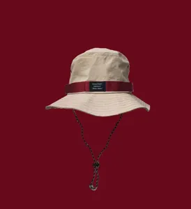 Chapeau bob d'extérieur beige avec sangle rouge et cordon, idéal pour le soleil et la plage.