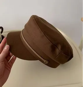 Braune Retro Schiebermütze für Damen, stilvolle Vintage Baker Boy Mütze Herbst Accessoire.