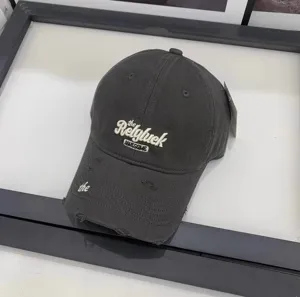 Gorra de béisbol lavada gris oscuro con elegante bordado frontal para protección solar al aire libre.