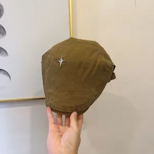 Detailansicht braune Schieberhaube mit metallischem Stern Abzeichen Streetwear Hut