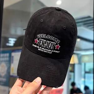 Gorra de béisbol negra lavada con detalle de bordado y visera desgastada para diario.