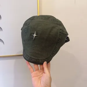 Schwarze Baumwoll-Schiebermütze mit Metallstern, stylische Baskenmütze für den Sommer.