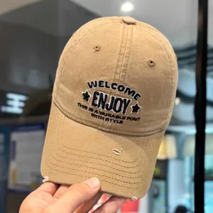 Gorra de béisbol caqui clásica con bordado frontal y modernos detalles desgastados.