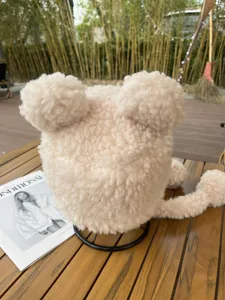 Détail de bonnet d'hiver en laine d'agneau à oreilles d'ours, casquette chaude en peluche.