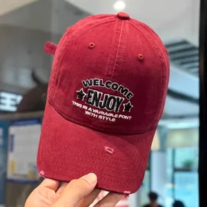 Gorra de béisbol roja vintage con bordado elegante, detalles desgastados y visera suave.