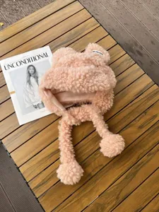 Joli bonnet d'hiver en peluche avec oreilles d'ours rose, molleton doux avec pompons suspendus.