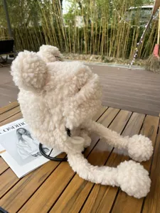 Bonnet d'hiver chaud en laine d'agneau avec oreilles d'ours mignon détail texture.