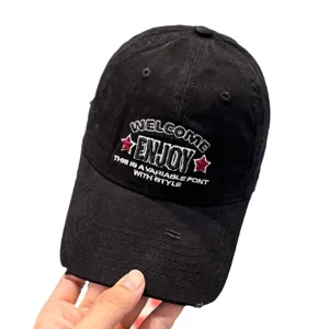 Gorra de béisbol de algodón lavado negro con bordado, estilo casual y visera desgastada.