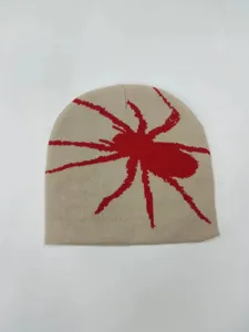 Χειμωνιάτικο πλεκτό σκουφάκι beanie με έντονο κόκκινο σχέδιο αράχνης ζεστό streetwear.