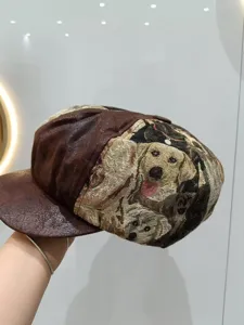 Vista dettagliata del berretto stile newsboy in jacquard con cagnolino retrò e trama artistica.