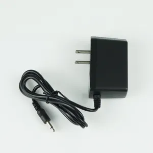 Adaptador de corriente negro universal con enchufe estadounidense y cable CC para máquina.