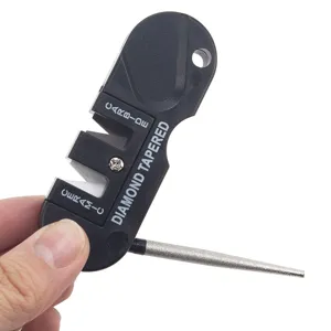 Affûteur de couteau 4-en-1 portable avec céramique, carbure et tige de diamant pour extérieur.