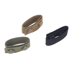 Dettaglio del cinturino tattico in nylon resistente con chiusure a pressione sicure e affidabili.