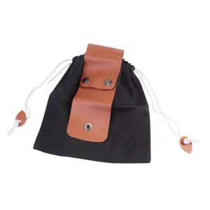 Vue détaillée de la pochette en toile avec rabat en cuir marron et boutons-pression métalliques.