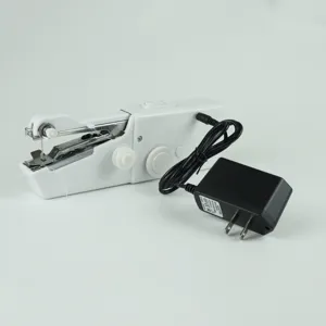 Máquina de coser eléctrica portátil vista detallada con adaptador de corriente blanco.