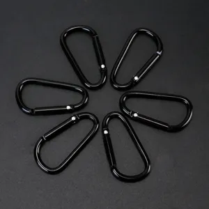 Detailansicht schwarzer Aluminium Karabinerhaken, stabile Schnapphaken für Outdoor Ausrüstung.