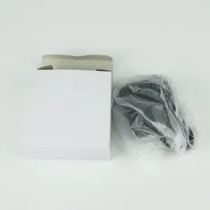 Vista detallada del adaptador de corriente para la máquina de coser con su caja blanca.