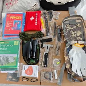 Kit complet de survie en plein air avec sac à dos tactique, outils et matériel d'urgence.