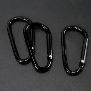 Nahaufnahme Detail von schwarzen Aluminium Karabiner Haken, langlebige Outdoor Ausrüstung.