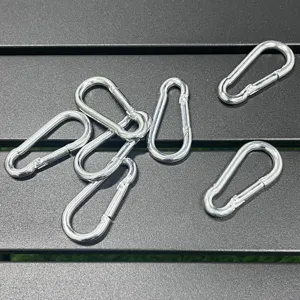Nahaufnahme von langlebigen silbernen Metall Karabinerhaken für Outdoor und Ausrüstung.