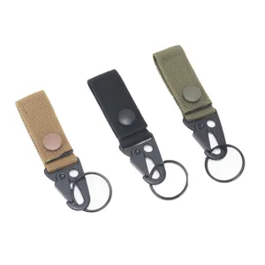 Gros plan de porte-clés en sangle nylon tactique avec mousquetons de différentes couleurs.