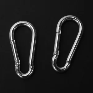 Nahaufnahme Detail des silbernen Metall Karabinerhaken, langlebiges Hardware-Werkzeug.