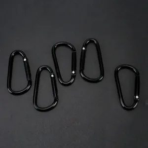 Detailansicht von 5 schwarzen Aluminium-Karabinerhaken fuer Outdoor-Camping Ausruestung.