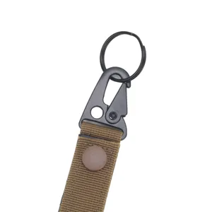 Détail de porte-clés en sangle nylon tactique avec mousqueton métal noir et sangle.