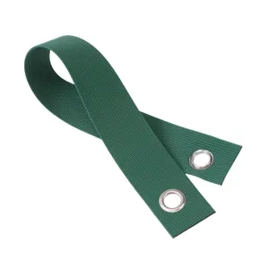 Correa de nailon verde para atar árboles con ojales metálicos, detalle de soporte.