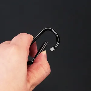 Schwarzer Aluminium Karabinerhaken Grösse 6 Detailansicht, stabiler Metall Clip für Rucksack.