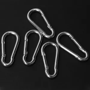 Verzinkter Eisen Karabinerhaken birnenförmig Detailansicht, stabiles Metall Hardware.