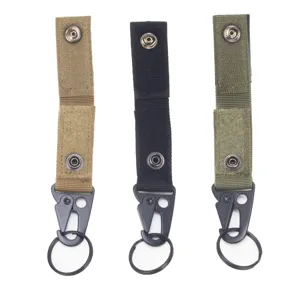 Détail de porte-clés en sangle nylon tactique extérieure avec boutons-pression et mousqueton.