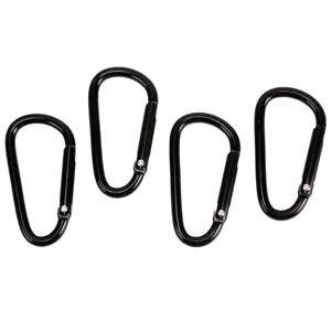 Detailansicht von langlebigen schwarzen Aluminiumkarabinern fuer Outdoor-Camping und Rucksaecke.