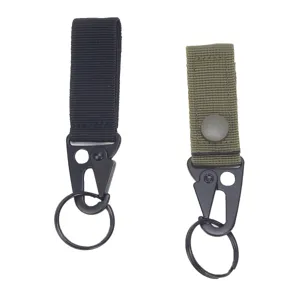 Vue détaillée de porte-clés en sangle nylon tactique avec mousqueton en métal et anneau.