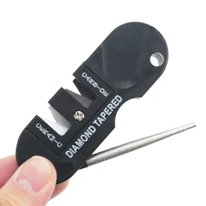 Gros plan de l'affuteur de couteau portable 4-en-1 montrant les fentes ceramique et carbure.