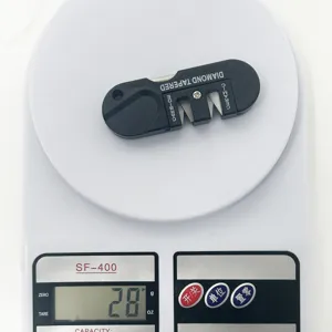 Détail de l'aiguiseur de poche miniature portable avec un design léger et compact.