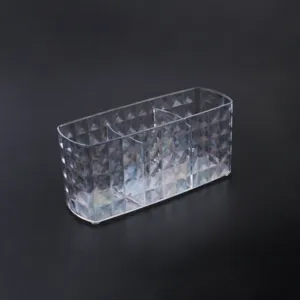 Nahaufnahme des transparenten Acryl-Pinselorganizers mit Diamanttextur und drei Fächern.