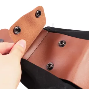 Gros plan de la pochette de cueillette en toile avec fermeture à pression en cuir et quincaillerie.