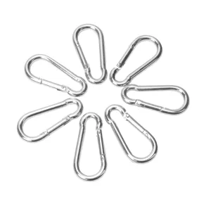 Detaillierte Nahaufnahme von mehreren galvanisierten Eisen Karabinerhaken 5x50mm.
