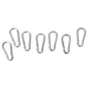 Nahaufnahme von sechs silbernen karabinerhaken aus galvanisiertem eisen im detail.