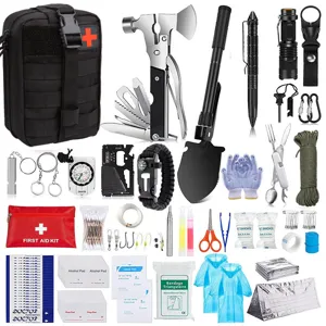 Kit de survie tactique avec hache multi-outils, pelle pliante, lampe de poche et premiers secours.