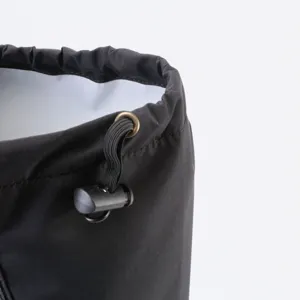 Primer plano detallado de la polaina de nieve negra con cordón de ajuste y tope.