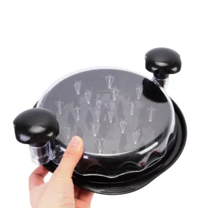 Vista dettagliata dello strumento trita pollo manuale, coperchio trasparente maniglie nere.