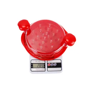 Tritacarne manuale per pollo, utensile da cucina in plastica rossa con coperchio.