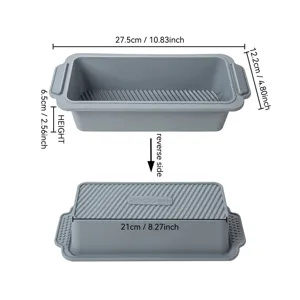 Stampo per pane in silicone rettangolare con manici e dettagli del fondo strutturato.