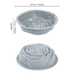 Graue Silikon-Rosenkuchenform Detailansicht mit 3D-Blumenmuster und präzisen Maßen.