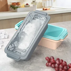 Dettaglio in primo piano dello stampo per pane in silicone con coperchio sulla cucina.